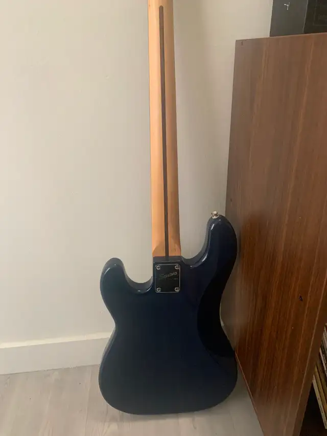 Fender Bass Guitar - Photo 3