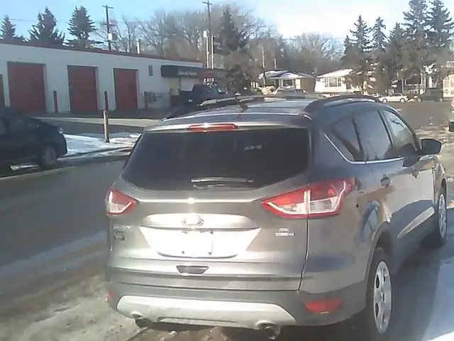 2014 Ford Escape AWD  (very low klms) - Photo 3