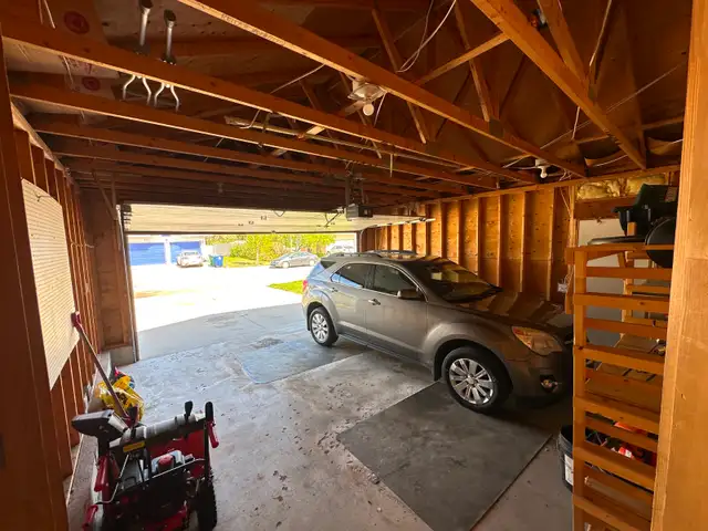 Double GARAGE  -PARKING & STORAGE - 250$/month in LAKEVIEW AREA - Photo 2