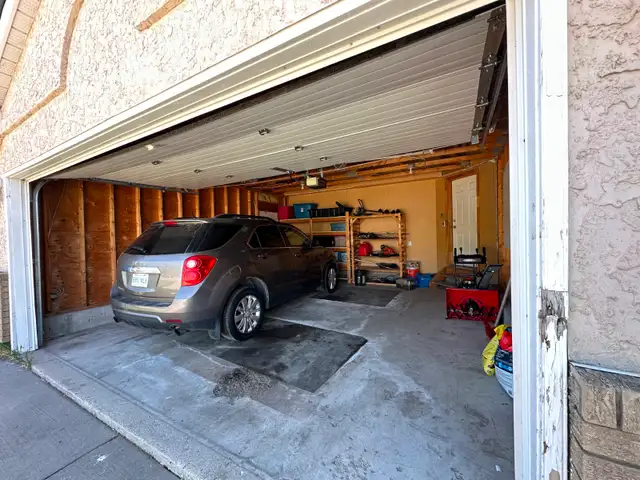 Double GARAGE  -PARKING & STORAGE - 250$/month in LAKEVIEW AREA - Photo 3