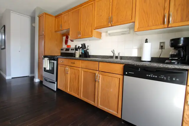 Main floor 3-bedroom suite for rent - Great Location on Lindsay - Photo 5