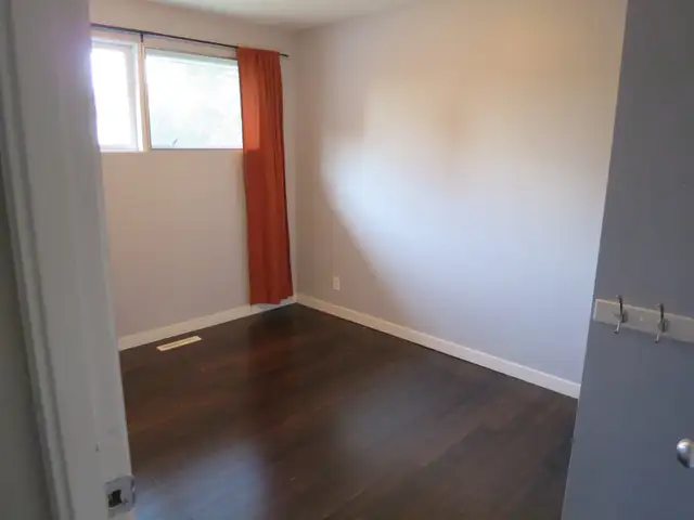 Main floor 3-bedroom suite for rent - Great Location on Lindsay - Photo 6