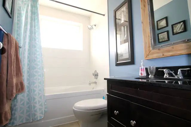 Main floor 3-bedroom suite for rent - Great Location on Lindsay - Photo 9