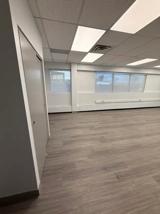Stylish South Side Office Suite – Now Leasing! - Photo 2