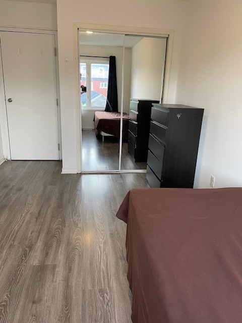 Furnished Room With Private Shower Close To York University - Photo 3