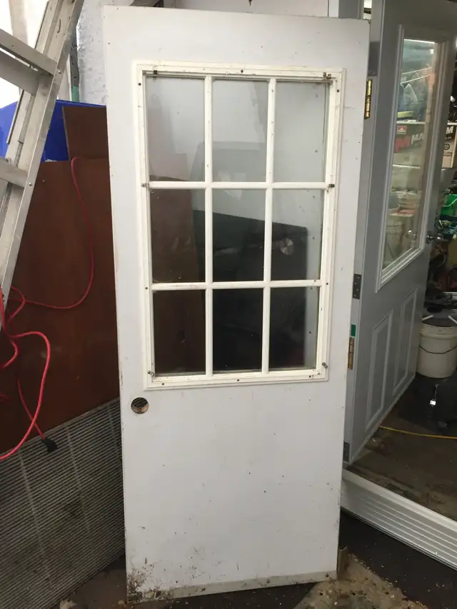 Porte d'acier blanche avec vitre