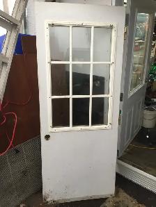 Porte d'acier blanche avec vitre