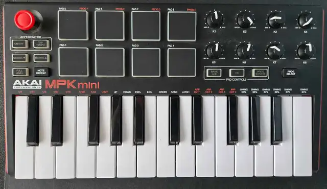 AKAI MINI WITH BOX