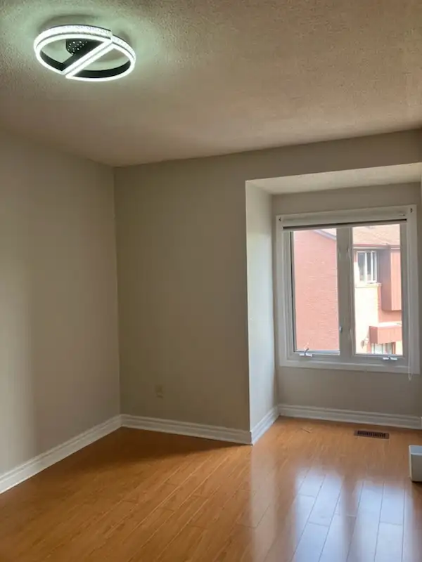 Scarborough RM Available Prime Location 4 Commuters - Photo 4