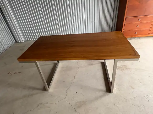 Free delivery used Wood top and metal base dining table