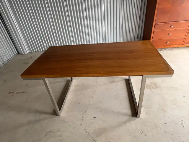 Free delivery used Wood top and metal base dining table - Photo 4