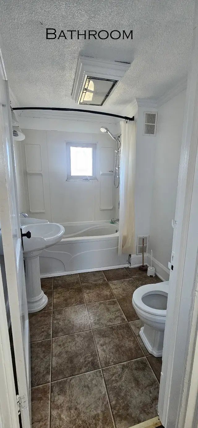 House For Rent - Bowmanville - Photo 3