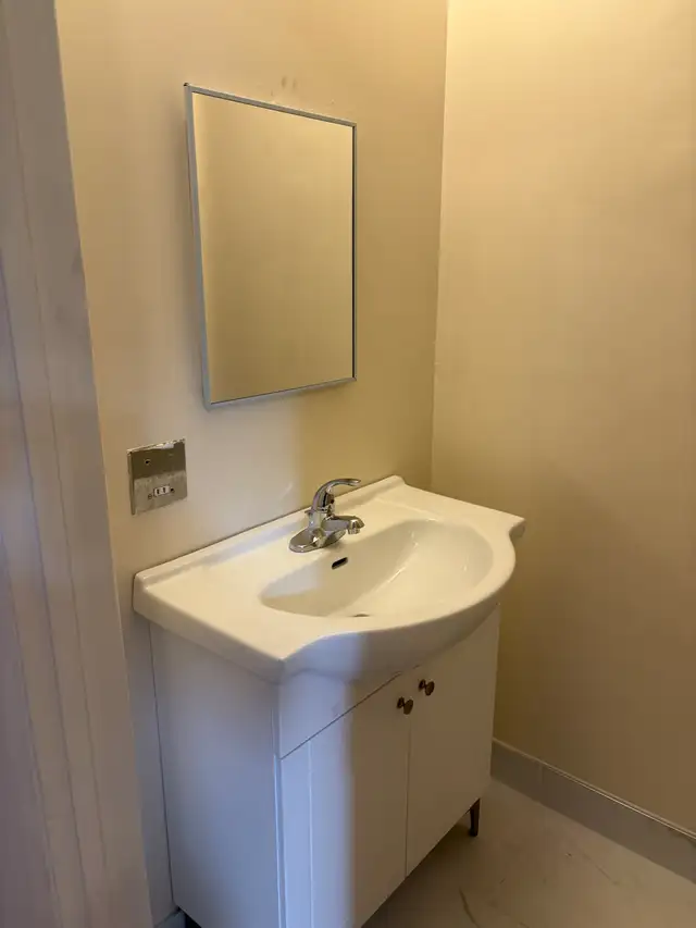 3 Bedroom  Den 7 1/2 ….HEATING INCLUDED - Photo 3