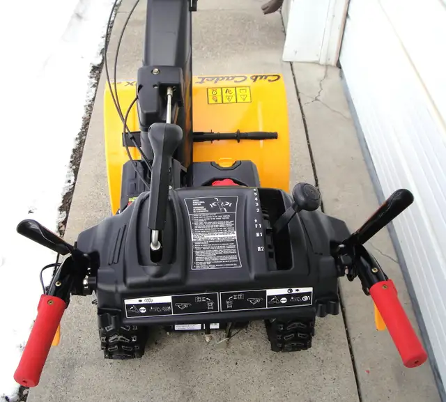 CUB CADET FULLY EQUIPPED 24 INCH SNOWBLOWER - Photo 5