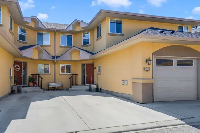 WALK TO EVERYTHIGN! 4 BED TOWNHOME IN GLENMORE! 12 218 Glen Park