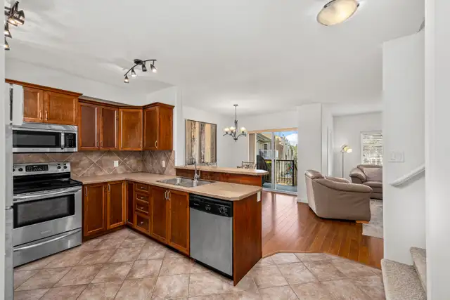 WALK TO EVERYTHIGN! 4 BED TOWNHOME IN GLENMORE! 12 218 Glen Park - Photo 2