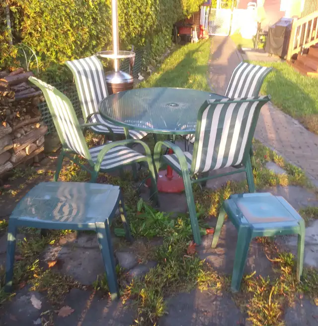 TABLE PATIO en métal, verte, incluant 4 CHAISES