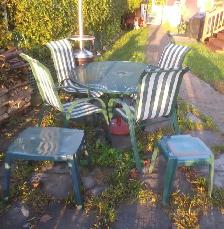 TABLE PATIO en métal, verte, incluant 4 CHAISES