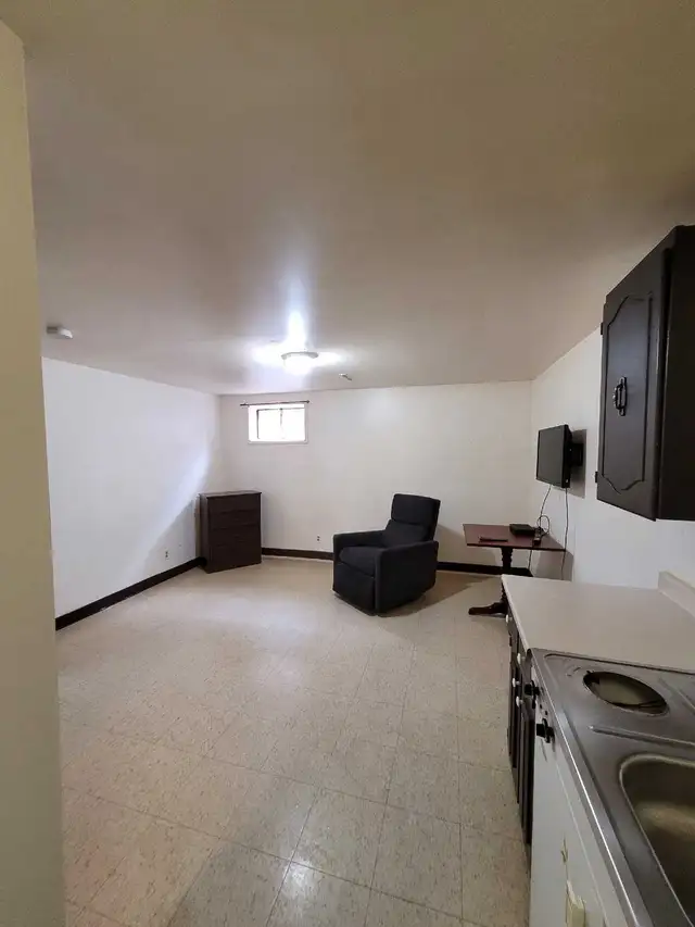 basement suite - Photo 2
