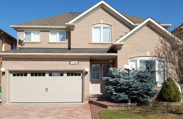 Modern carriage style garage doors – A classic look - Photo 5