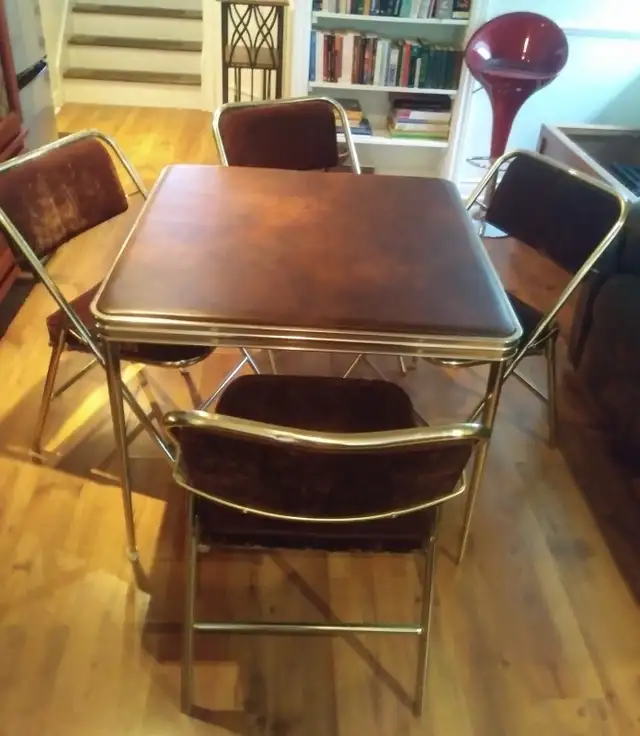 TABLE À CARTES, incluant 4 CHAISES pliantes