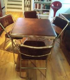TABLE À CARTES, incluant 4 CHAISES pliantes