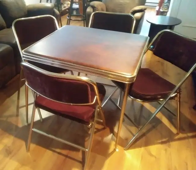 TABLE À CARTES, incluant 4 CHAISES pliantes - Photo 2