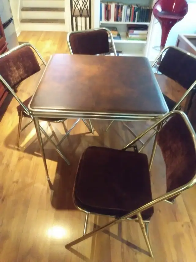 TABLE À CARTES, incluant 4 CHAISES pliantes - Photo 3