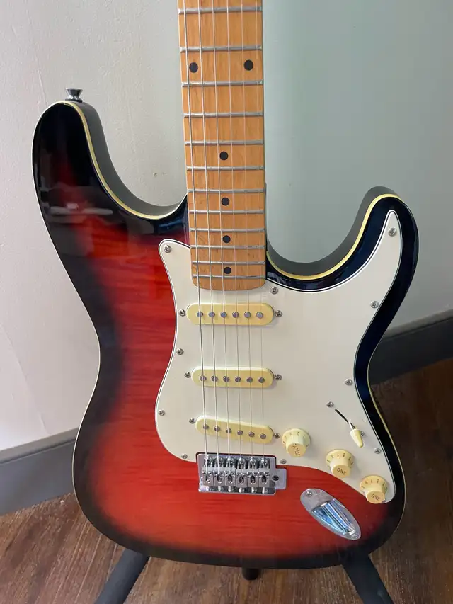 Guitar and case. - Photo 2