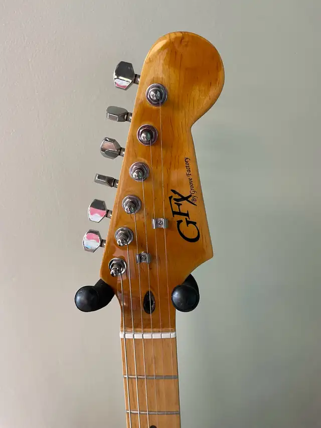 Guitar and case. - Photo 3