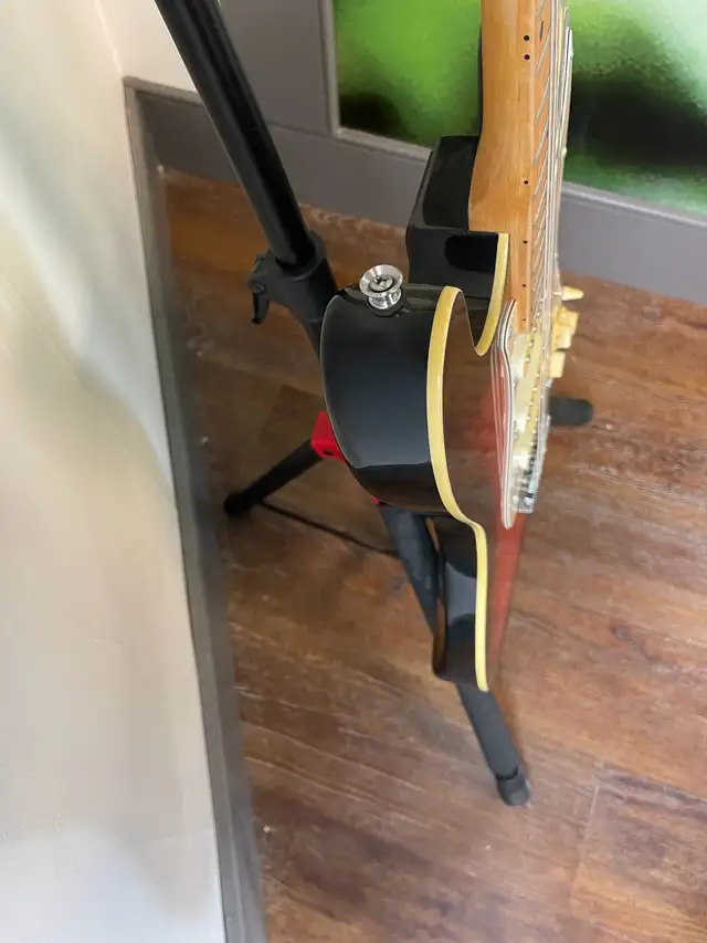 Guitar and case. - Photo 4