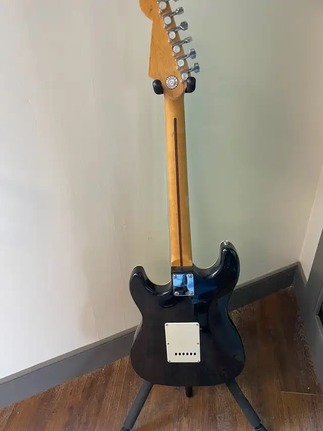 Guitar and case. - Photo 5