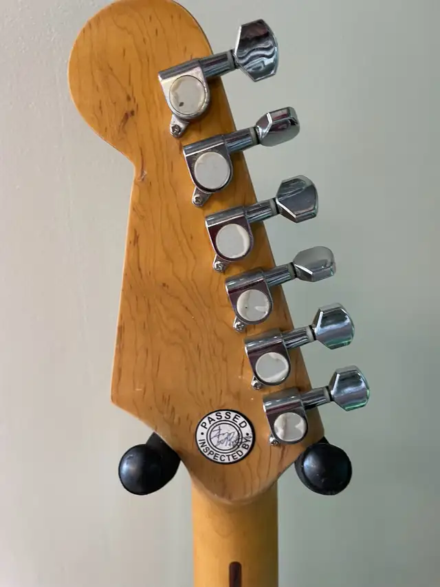 Guitar and case. - Photo 6