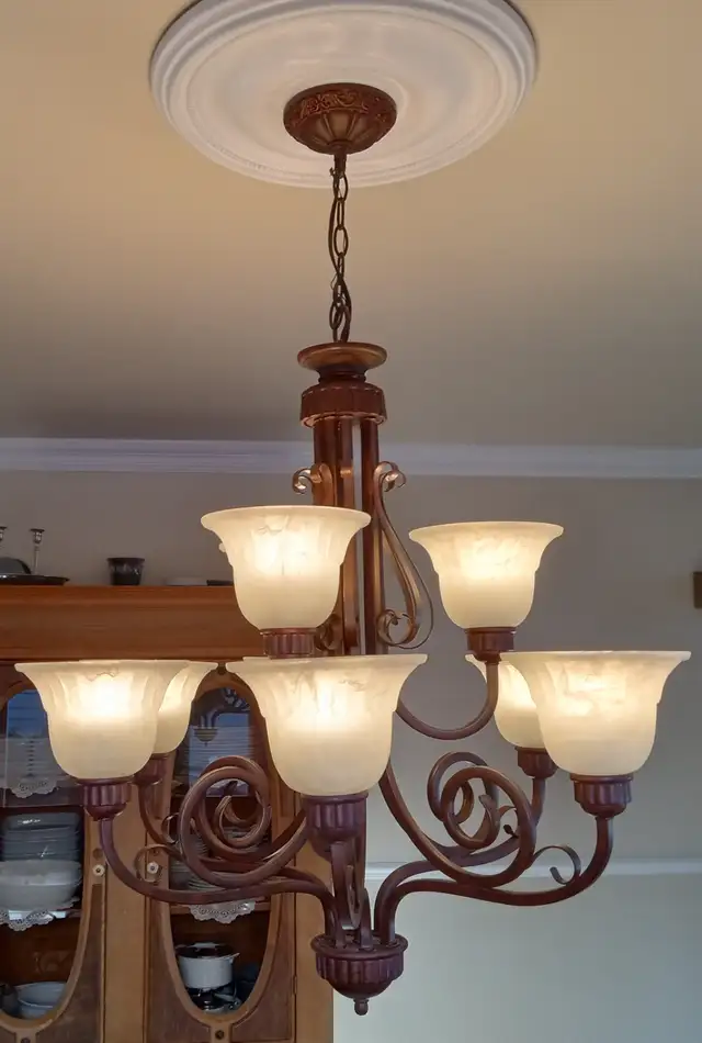 Lustre étagé à 9 lumières et 9 abat-jours