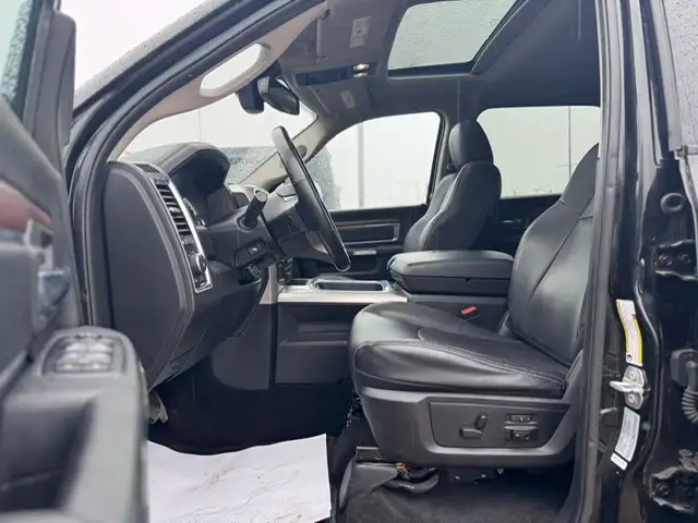 2017 RAM 3500 LARAMIE CREW CAB – 6.7L CUMMINS DIESEL – 4X4 - - Photo 14