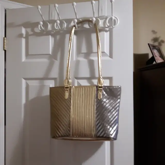 BEAU SAC À MAIN NEUF OR ARGENT 11'DE HAUTx14'DE LARGE: $20.00 - Photo 2