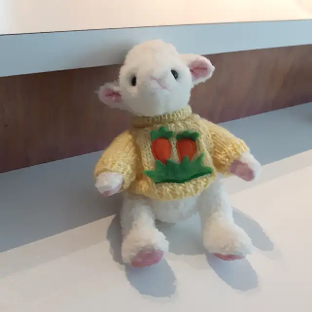 MOUTON PELUCHE DE LA CHINE 9'HAUT SON BEAU CHANDAIL: $15.00