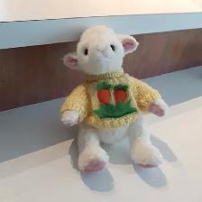 MOUTON PELUCHE DE LA CHINE 9'HAUT SON BEAU CHANDAIL: $15.00