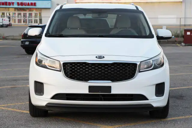 2017 Kia Sedona LX CarFax Clean Certified 2 Year Warranty - Photo 2