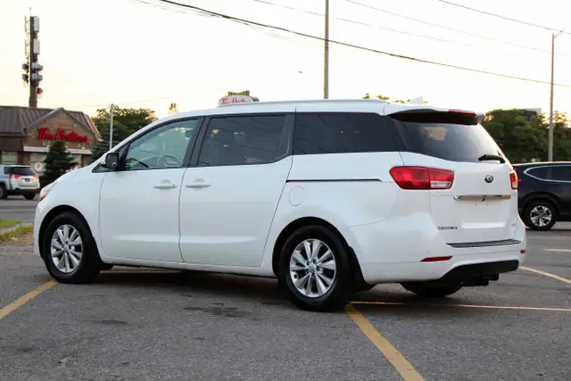 2017 Kia Sedona LX CarFax Clean Certified 2 Year Warranty - Photo 5