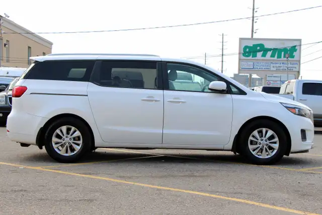 2017 Kia Sedona LX CarFax Clean Certified 2 Year Warranty - Photo 8