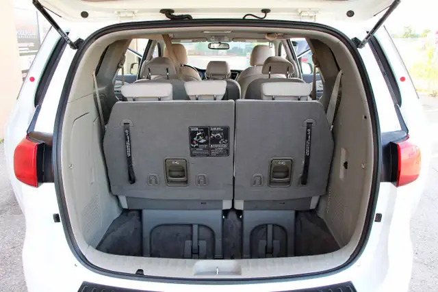 2017 Kia Sedona LX CarFax Clean Certified 2 Year Warranty - Photo 9