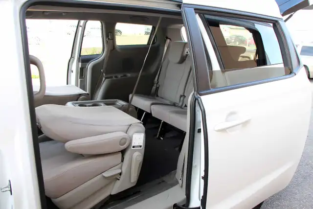 2017 Kia Sedona LX CarFax Clean Certified 2 Year Warranty - Photo 19