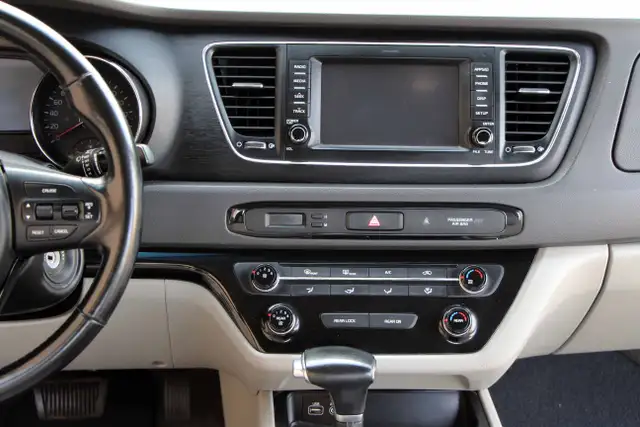 2017 Kia Sedona LX CarFax Clean Certified 2 Year Warranty - Photo 29