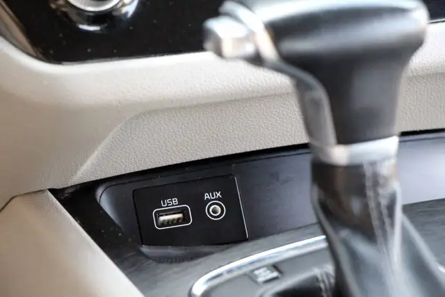 2017 Kia Sedona LX CarFax Clean Certified 2 Year Warranty - Photo 32