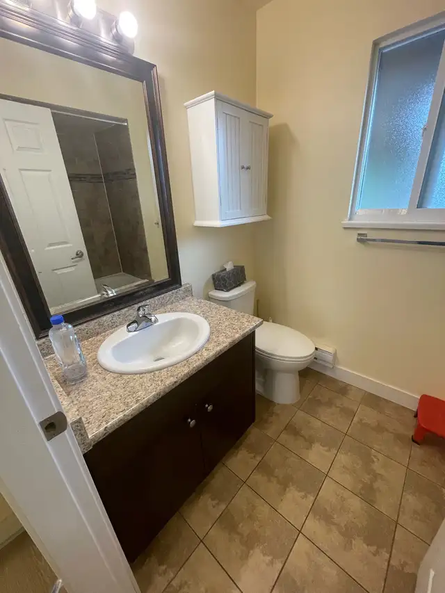 Main floor  2 bedroom suite for rent - Photo 3