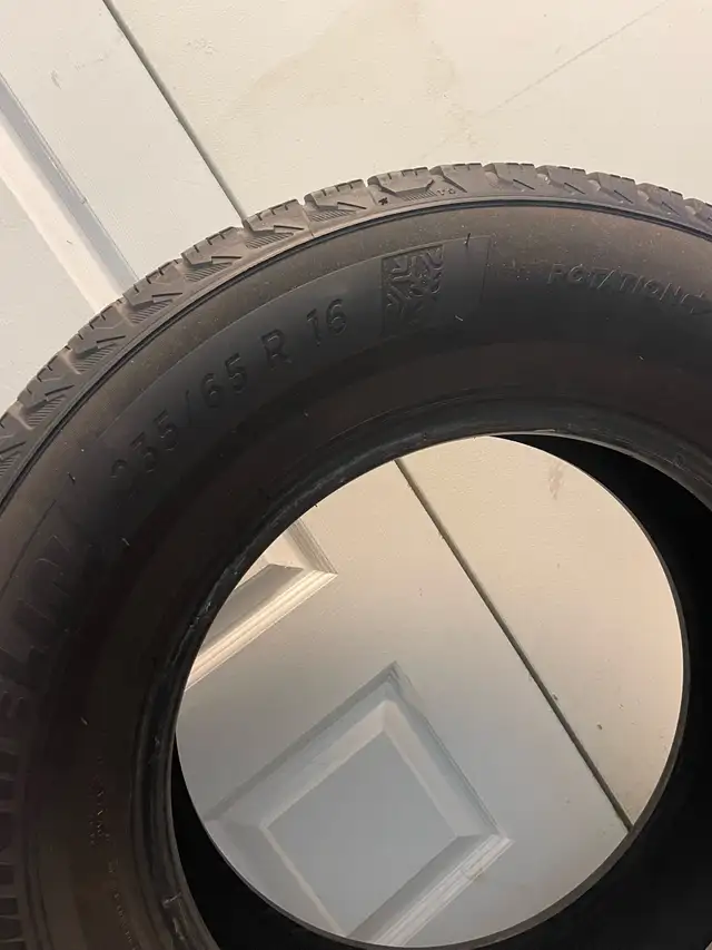 4 Michelin 235/65 R16 Winter Tires - Photo 4