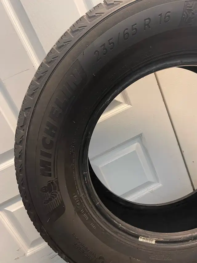 4 Michelin 235/65 R16 Winter Tires - Photo 5