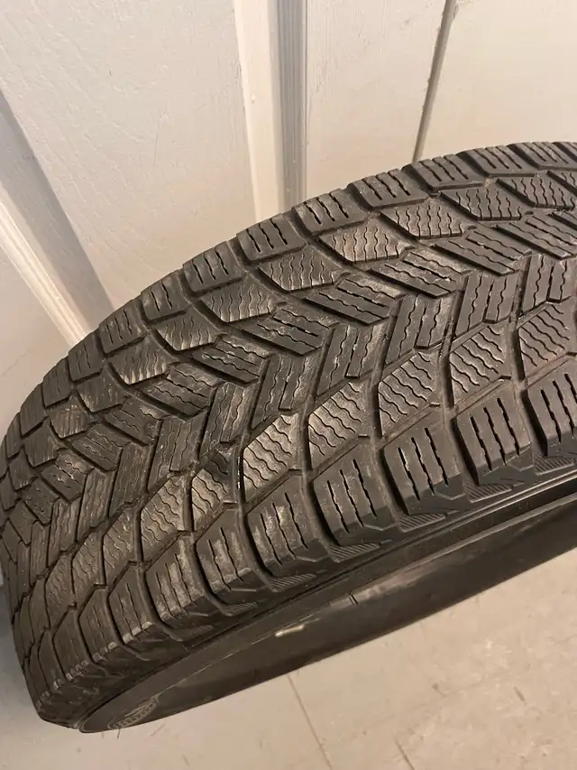 4 Michelin 235/65 R16 Winter Tires - Photo 6