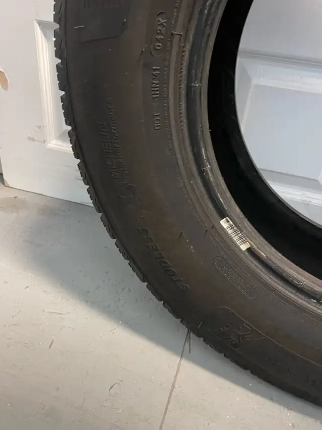 4 Michelin 235/65 R16 Winter Tires - Photo 8